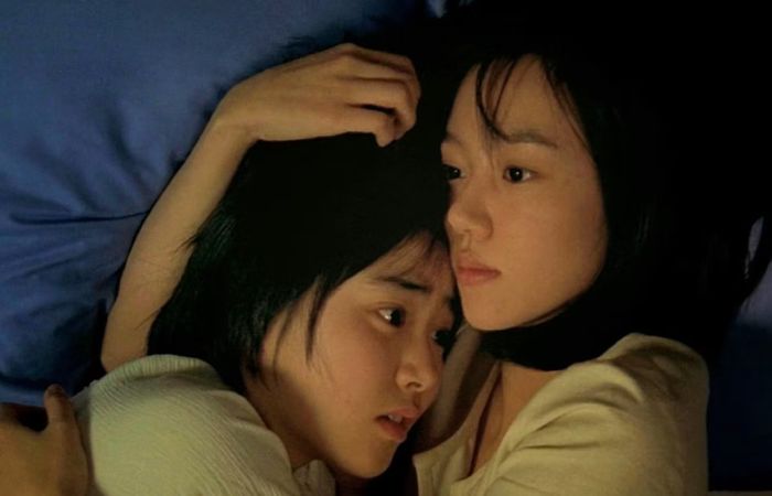 teenager Su-mi (Im Soo-Jung) with her sister Su-yeon (Moon Geun-young)